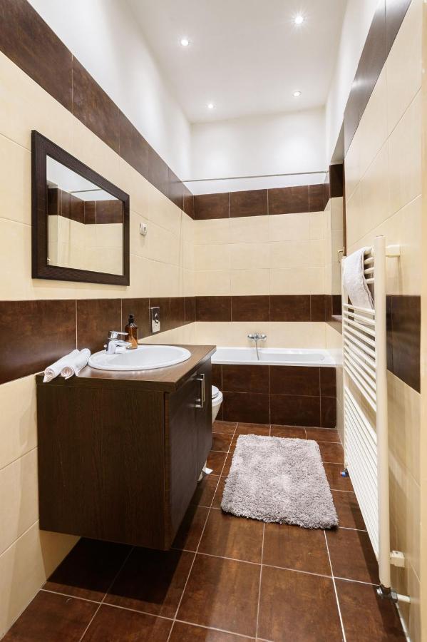 Spacious & Serene Downtown Home With Free Parking Budapest Eksteriør billede